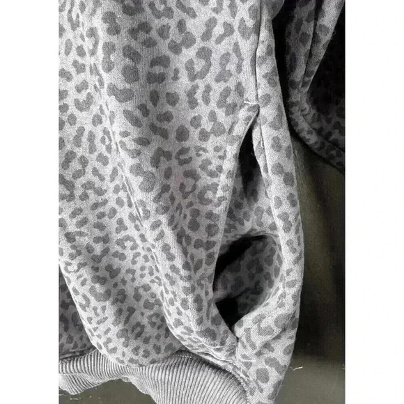 Fabletics 1/4 Zip Sweatshirt Womens Xtra Small Purple Gray Animal Print Cheetah - Picture 5 of 7